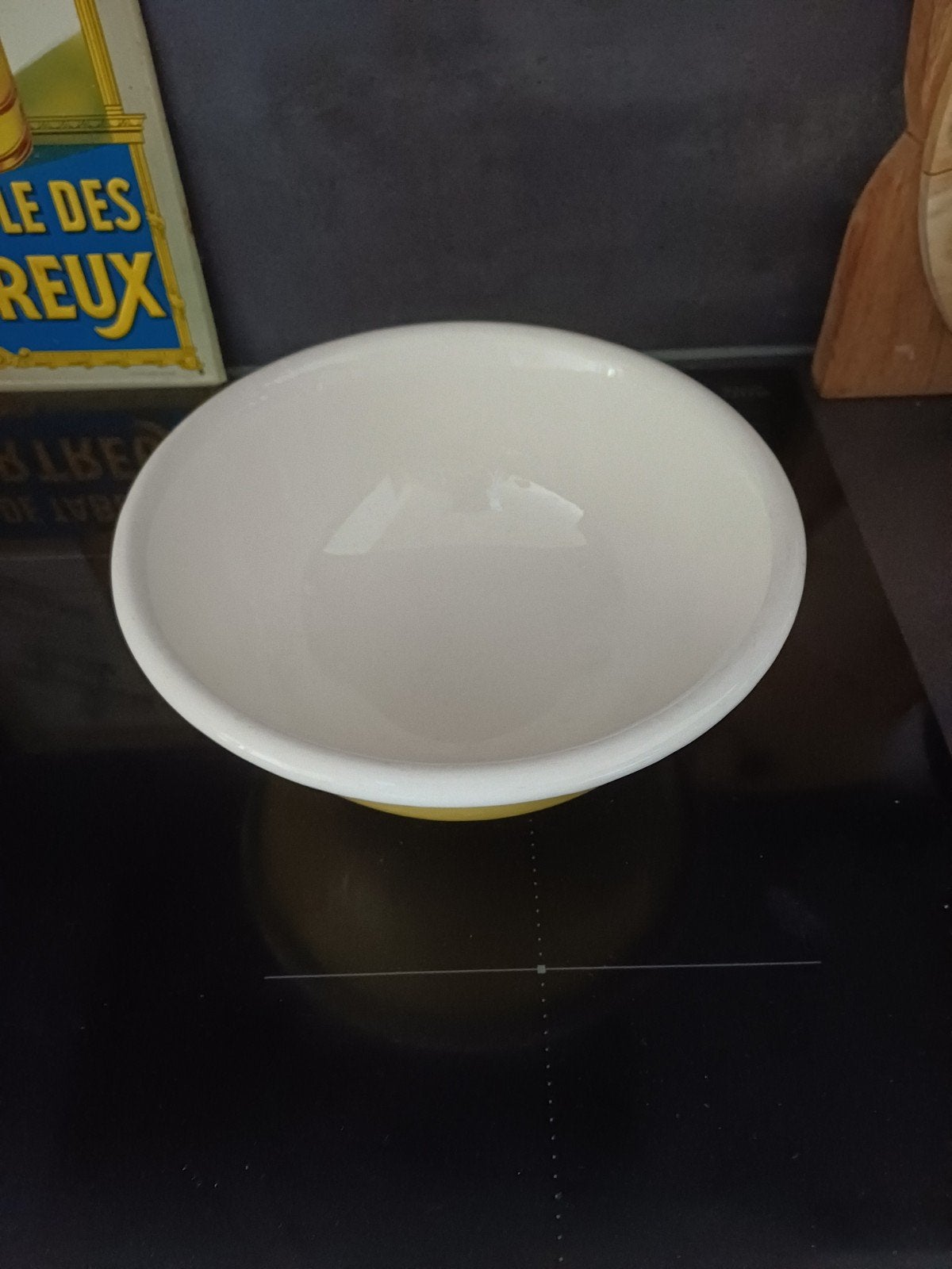 Mooie gave pastel gele Beslagkom van Regout, Verzenden