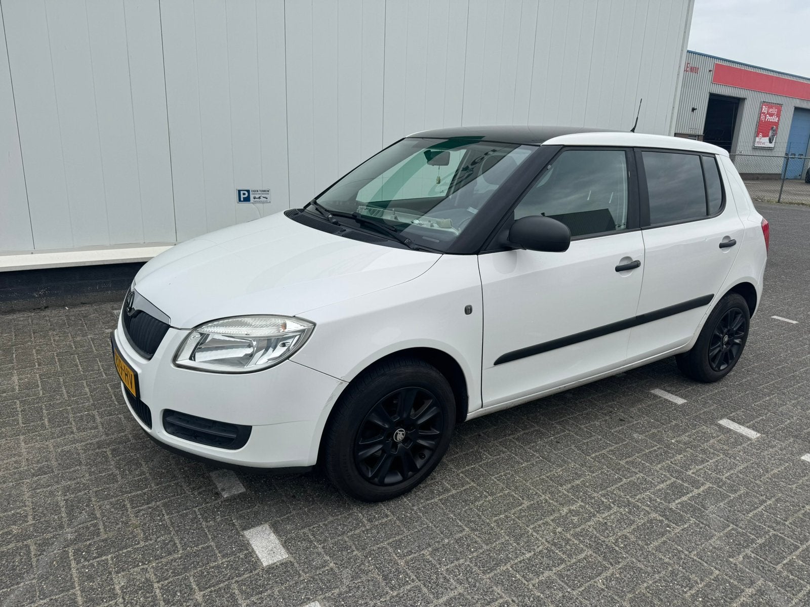 Skoda Fabia 1.2 51KW 2009 Airco + APK Wit met zwart dak, Voorwielaandrijving, Stof, 40 €/maand, Zwart