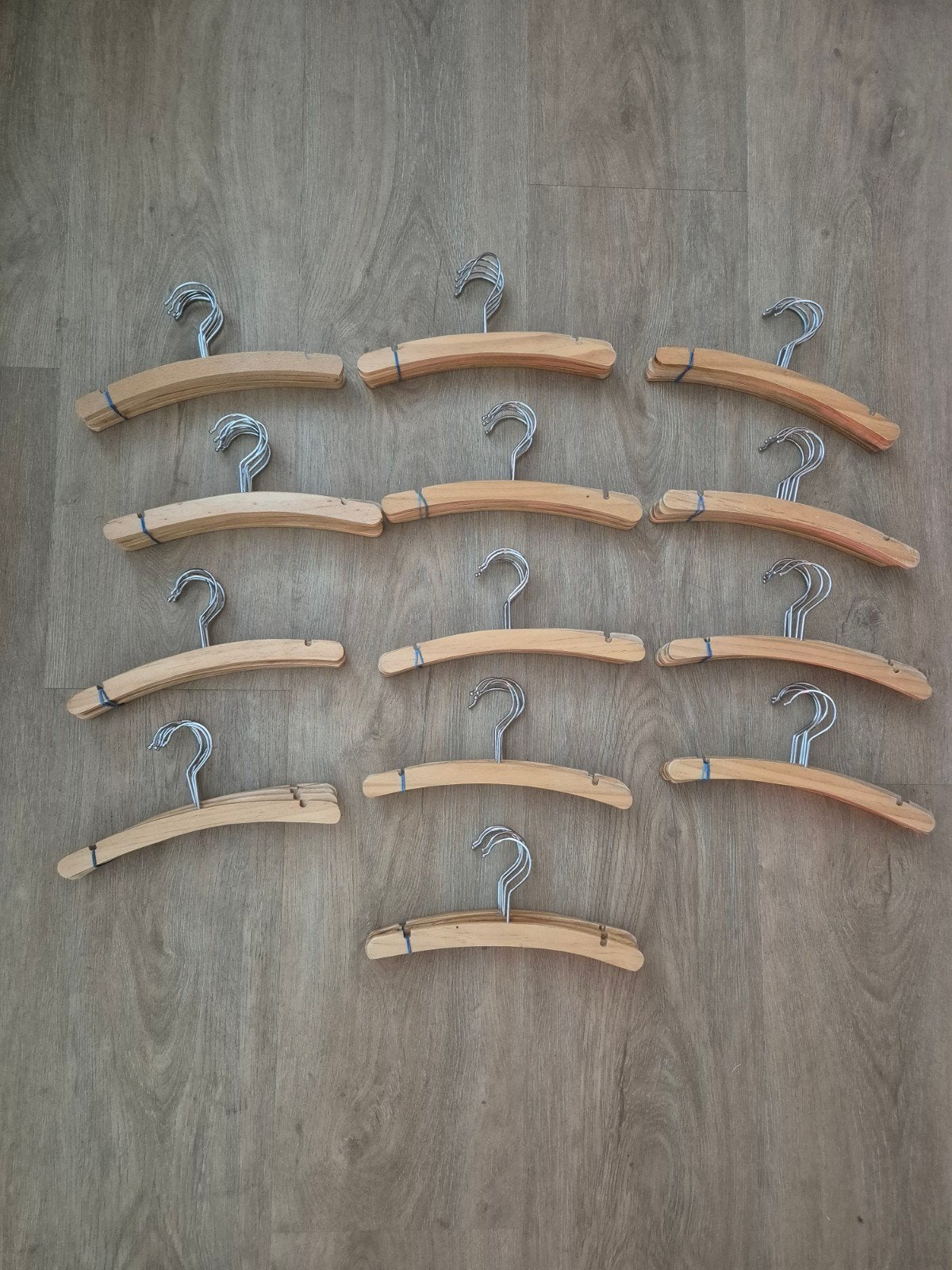 65 Houten babykledinghangertjes van Hema, Ophalen of Verzenden, Gebruikt, Hout, Kinderen