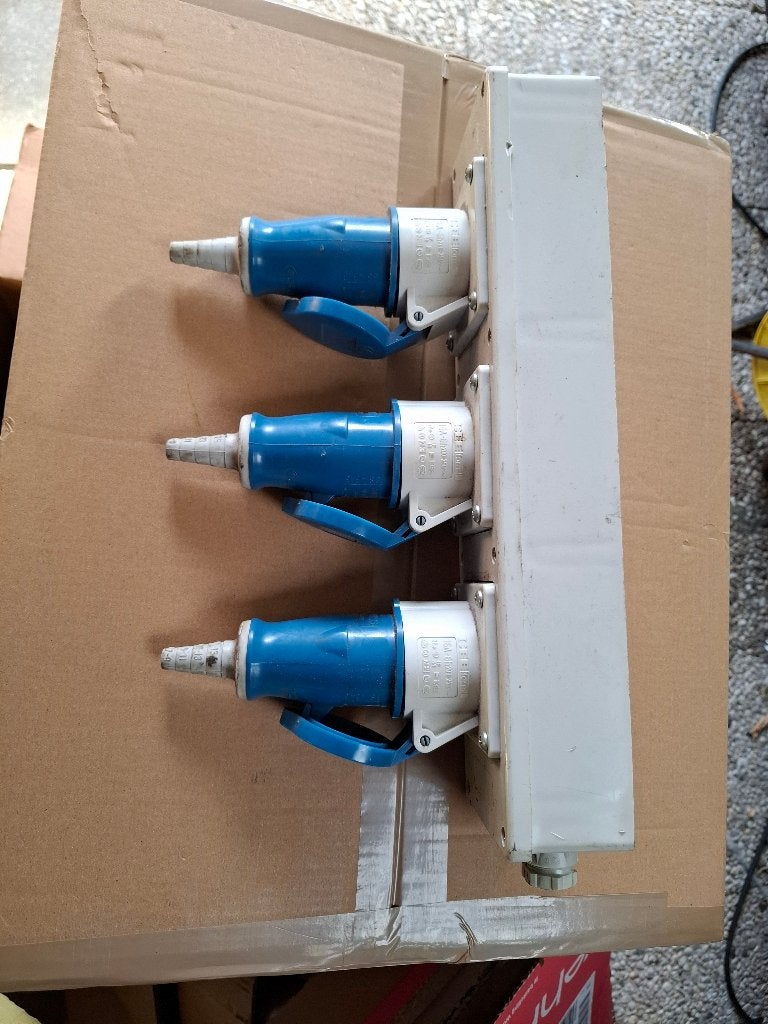 3 delige verdeeldoos met 3 ronde 240V stekkers, Ophalen of Verzenden, Nieuw, Overige merken, Stekkerdoos