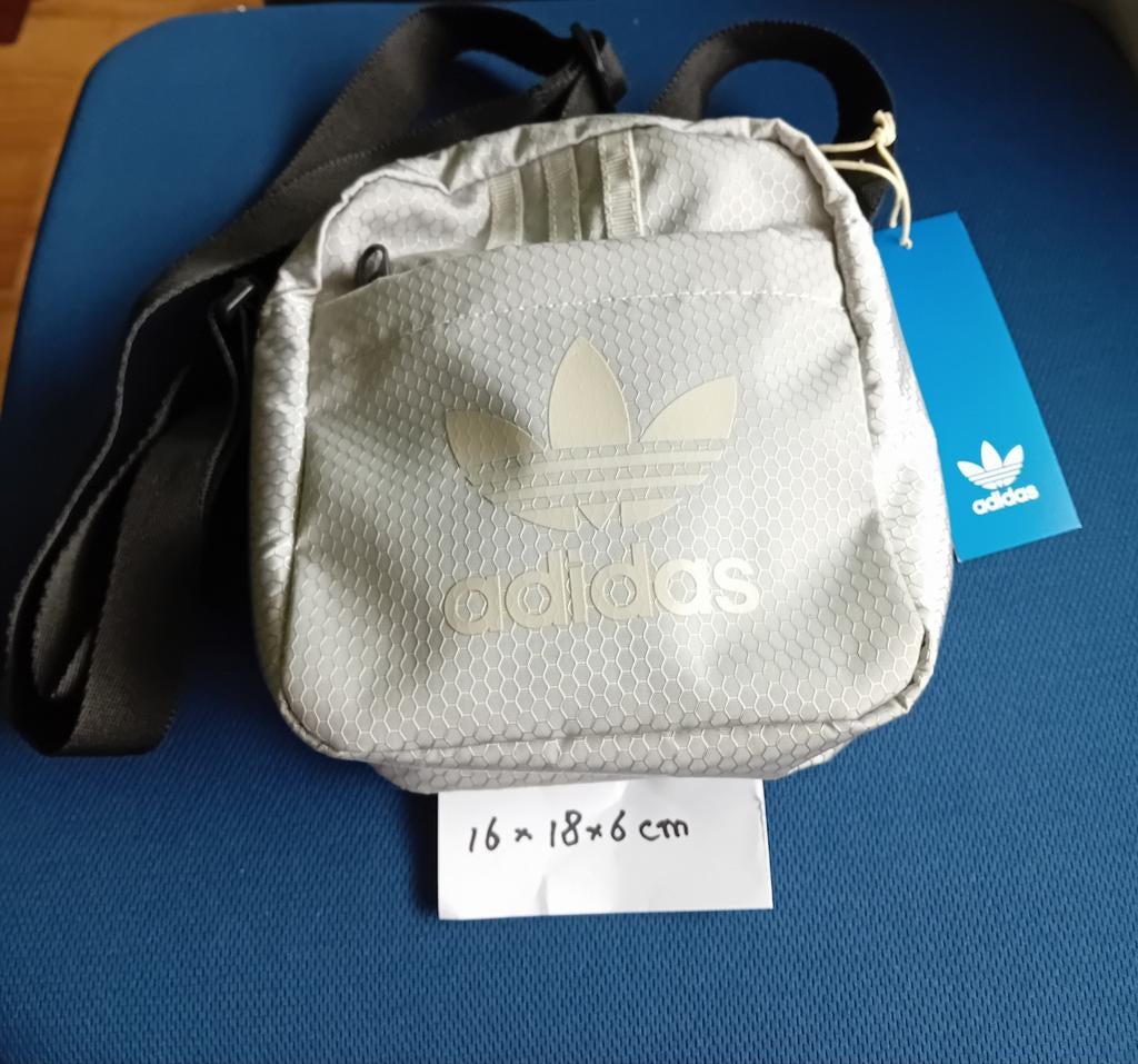Nieuw Adidas Schoudertasje - Zilvergrijs met Logo, Sieraden, Tassen en Uiterlijk, Tassen | Schoudertassen, Ophalen of Verzenden