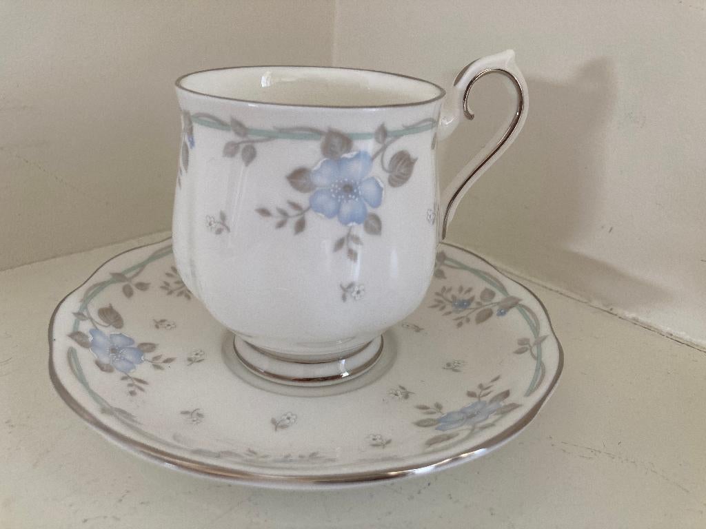 Kop en schotel Satin Rose - Royal Albert, Ophalen of Verzenden
