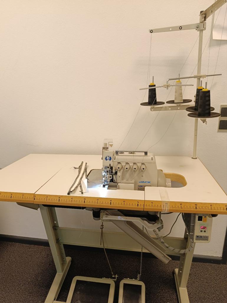 Industriële lockmachine overlock JACK 4draad. €650, Hobby en Vrije tijd, Naaimachines en Toebehoren, Zo goed als nieuw, Lockmachine