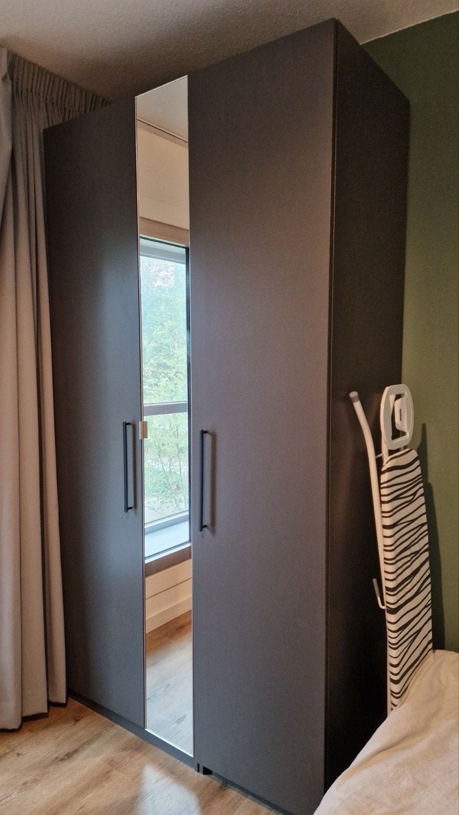IKEA Pax kledingkast met spiegeldeur en kleur donkergrijs, Huis en Inrichting, Ophalen, 100 tot 150 cm, 200 cm of meer, Modern