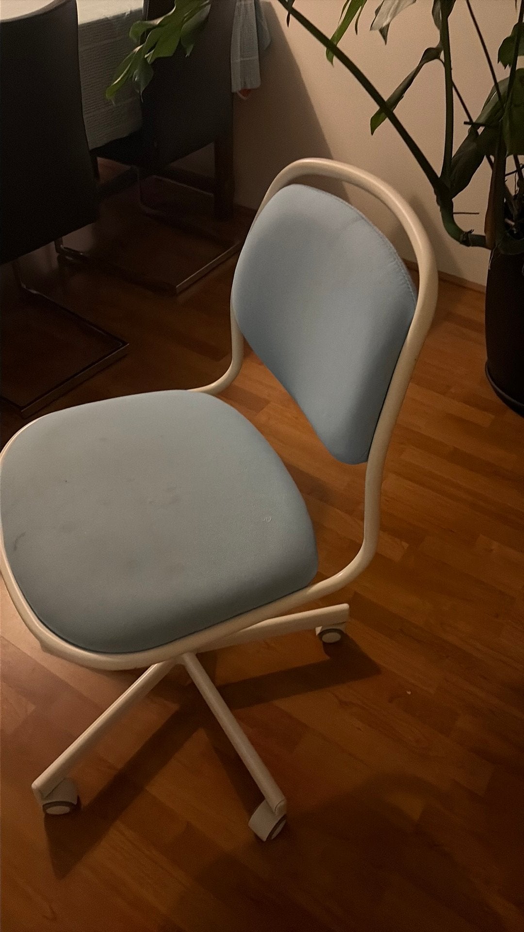 Ikea witte buraustoel met licht blauwe stoffen bekleding, Ophalen, Zo goed als nieuw, Blauw