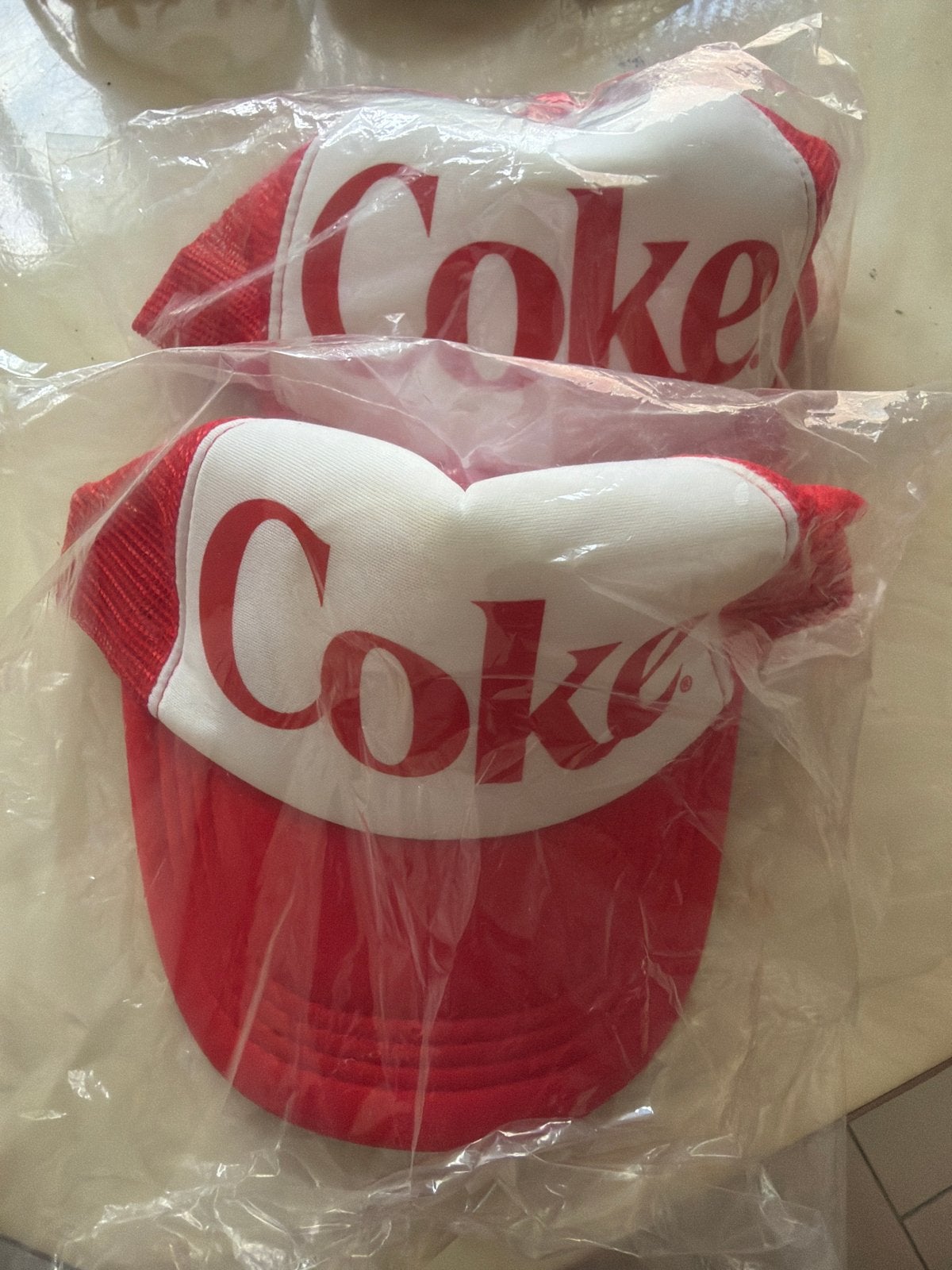 Nieuwe Coca-Cola trucker petten - Rood/Wit (2 stuks), Ophalen, Nieuw, One size fits all, Pet