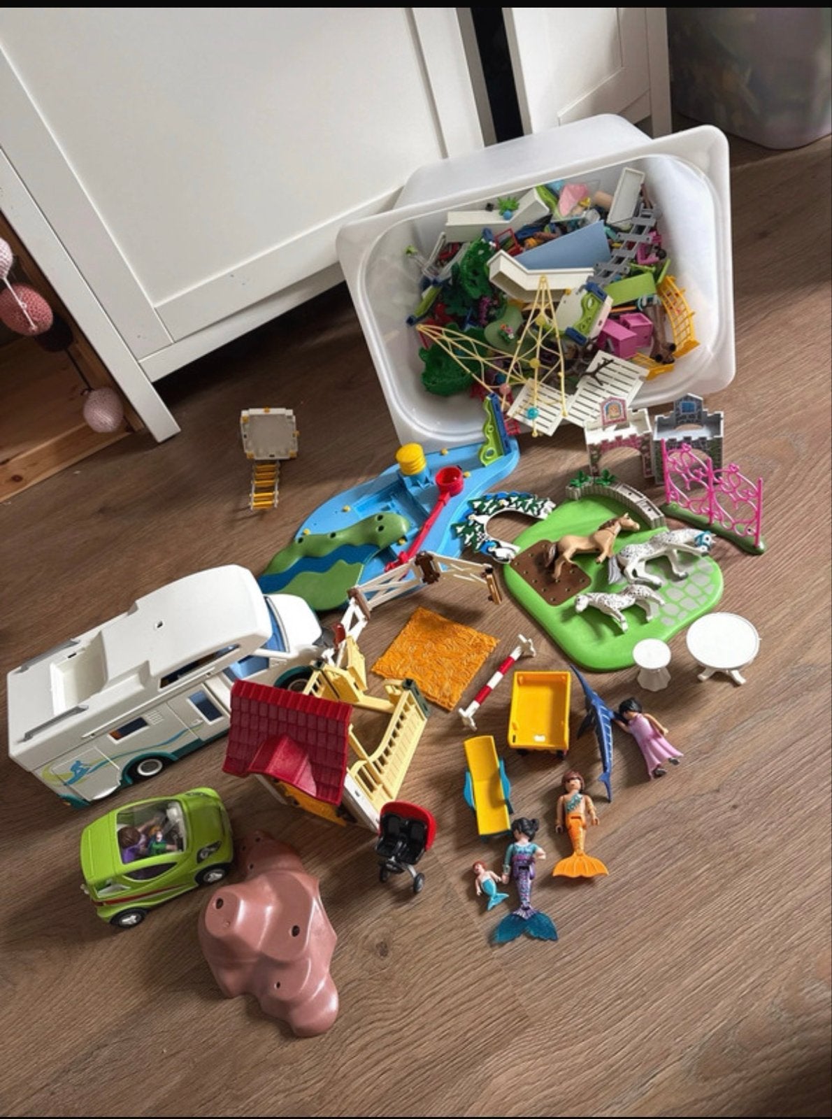 Grote Playmobil speelbak met paarden, auto, camper en meer!, Ophalen of Verzenden, Gebruikt, Jongen of Meisje
