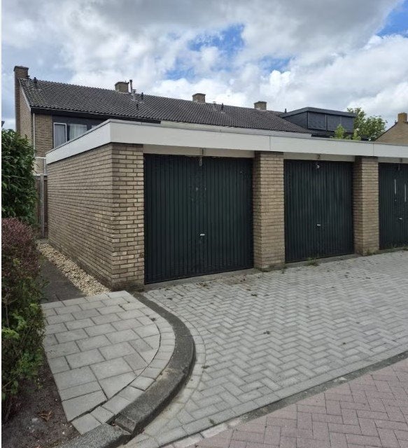 Ruime garage te huur in Zwijndrecht (Schaerlackenoord), Huizen en Kamers, Zuid-Holland