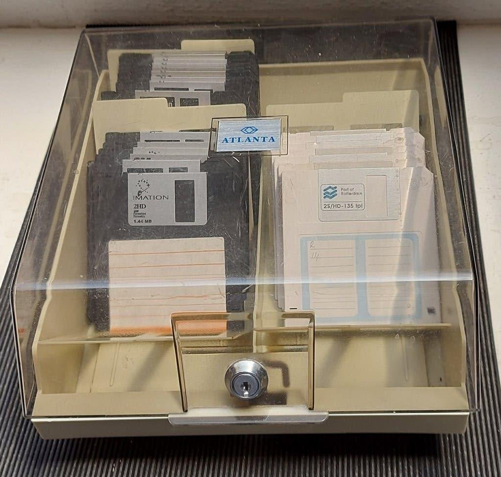 Vintage diskette opbergdoos met 27 HD 3,5-inch diskettes, Ophalen of Verzenden, Gebruikt, Overige typen