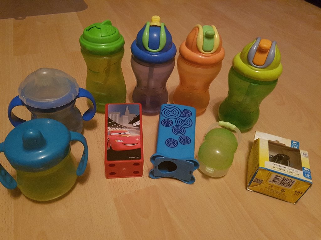 2 tuitbekers, 1 rietjesbeker, 2 pakjeshouders, 1 speen nieuw, Ophalen of Verzenden, Gebruikt, Overige typen
