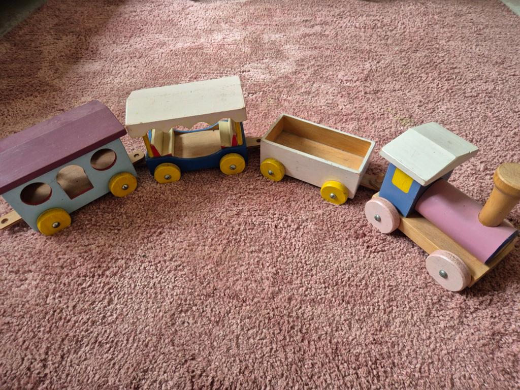 Houten trein met wagons, elk deel ongeveer 20 bij 15 cm, Kinderen en Baby's, Speelgoed | Houten speelgoed, Ophalen of Verzenden