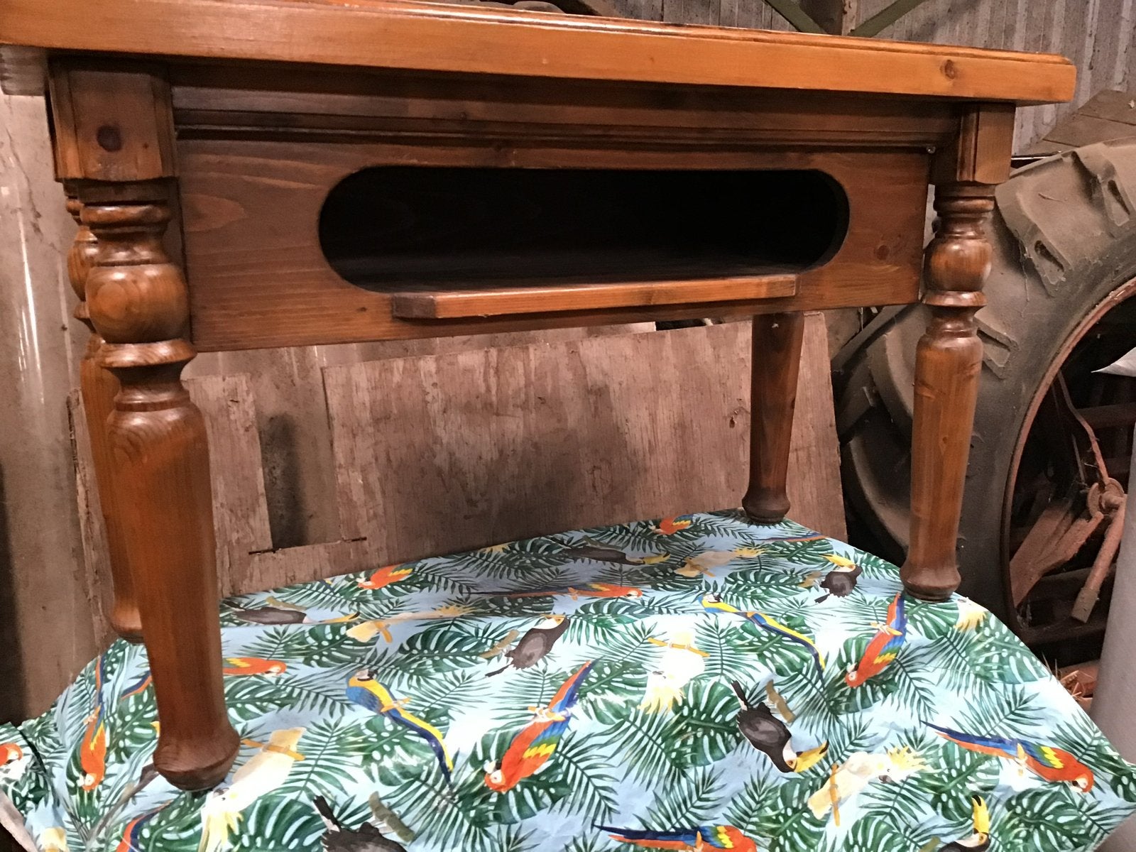 Massief houten bijzettafel met gedraaide poten, Ophalen