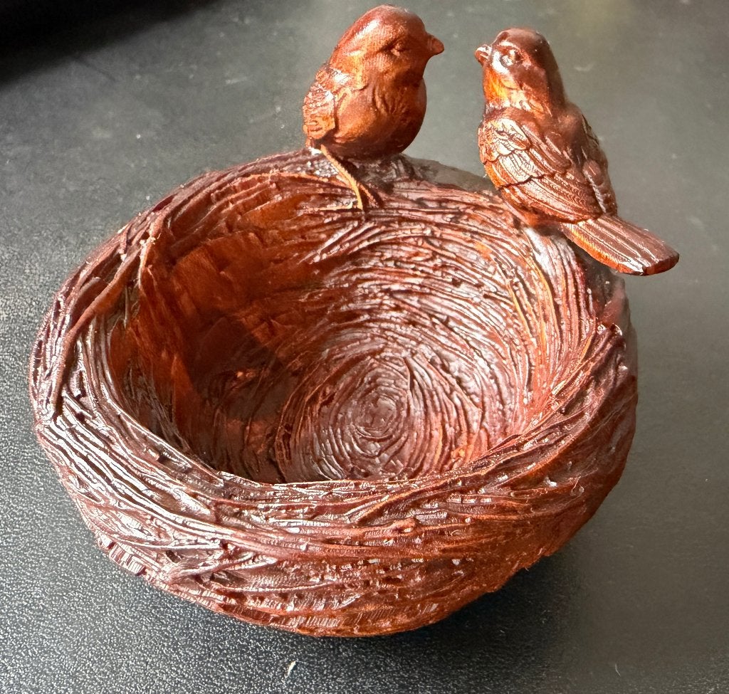 Boxwood okimono van twee vogels op een nest, Houtsnijwerk, Minder dan 20 cm, Ophalen of Verzenden, Hout