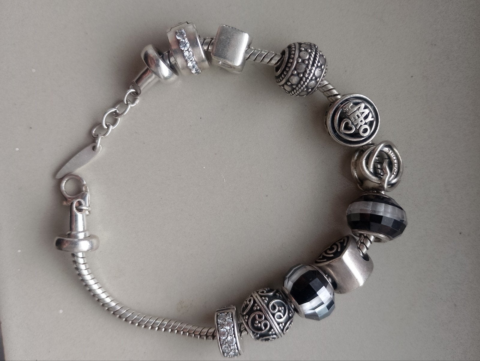 Pandora bedelarmband met 10 bedels en 2 stoppers, Pandora, Ophalen of Verzenden, Zo goed als nieuw, 4 bedels of meer