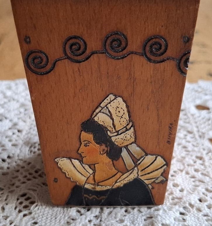 Gemerkte vintage Franse houten spaarpot met Bretons dame, Ophalen of Verzenden
