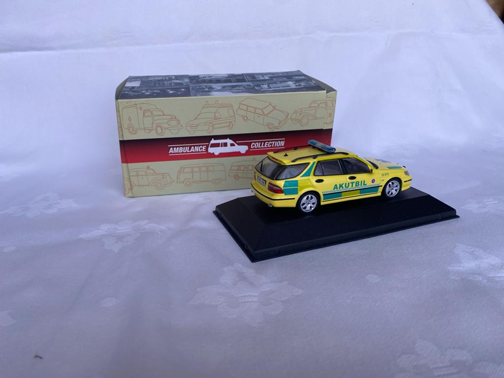 Saab 9-5 Sportcombi Miniatuur Ambulance met doos, Hobby en Vrije tijd, Modelauto's | 1:43, Ophalen of Verzenden, Zo goed als nieuw
