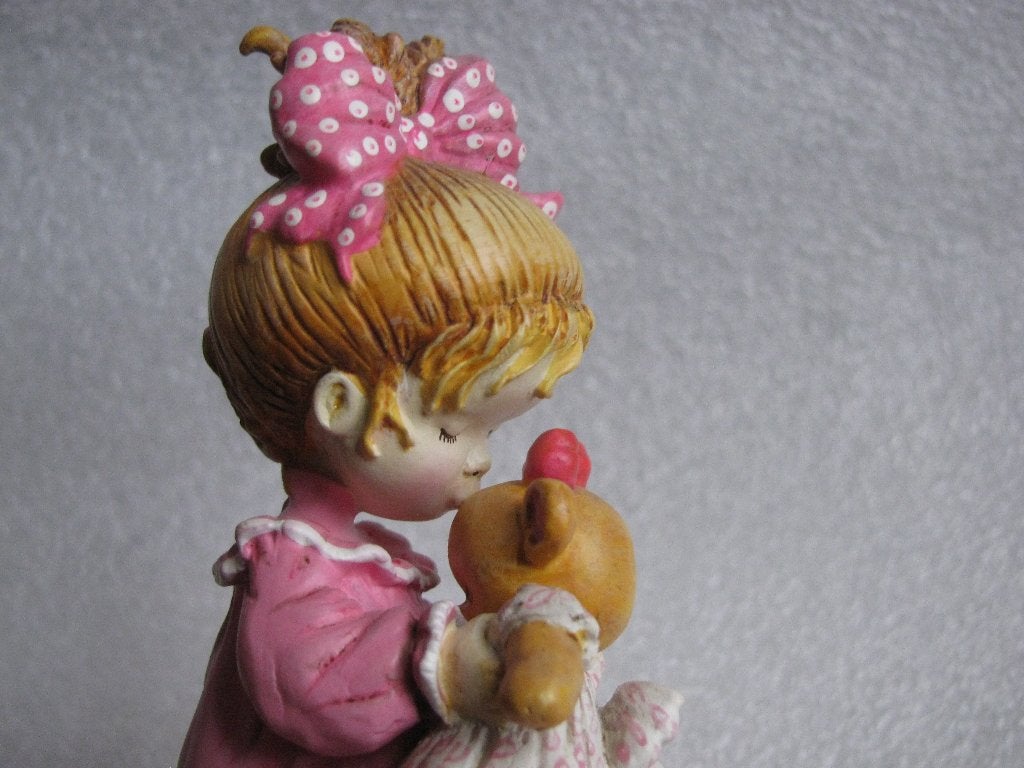 Vintage Sarah Kay Beeldje uit 2009 - Meisje / Teddybeer 12cm, Verzenden