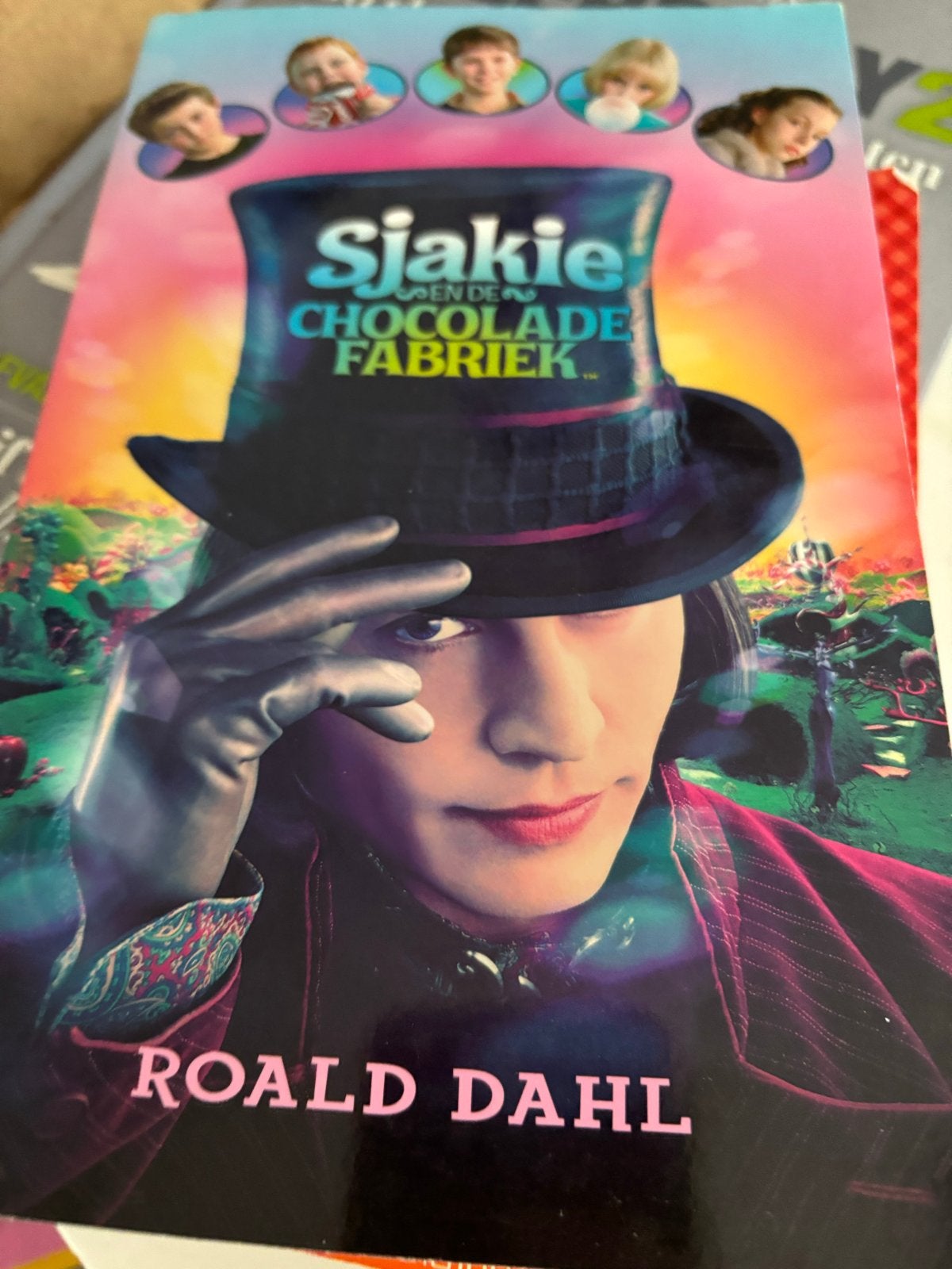 Sjakie en de Chocoladefabriek - Roald Dahl, Ophalen of Verzenden, Zo goed als nieuw, Fictie algemeen