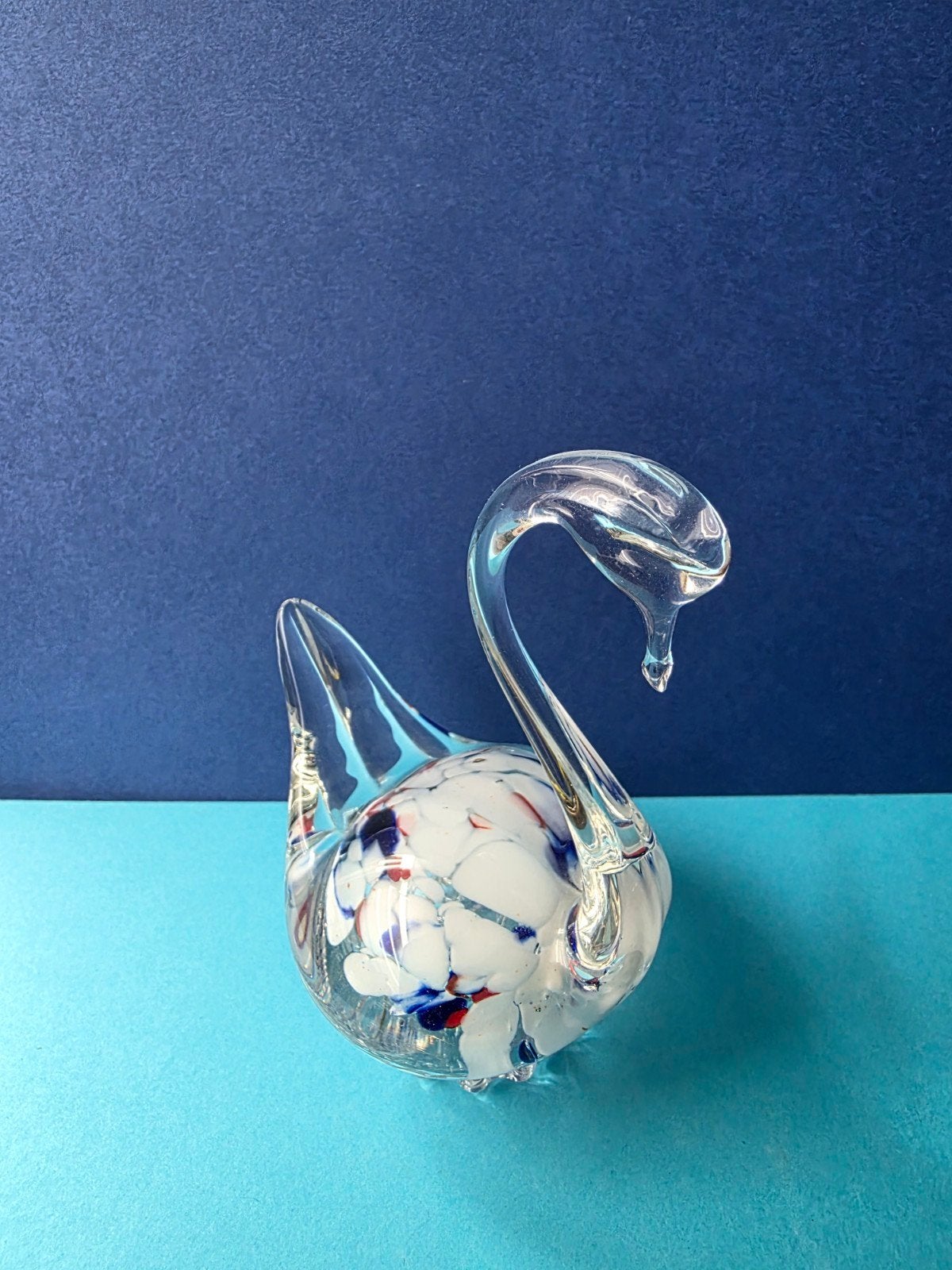 Vintage glazen zwaan - Murano-stijl - wit, blauw, rood, Vintage, Gebruikt, Meerkleurig, Ophalen of Verzenden