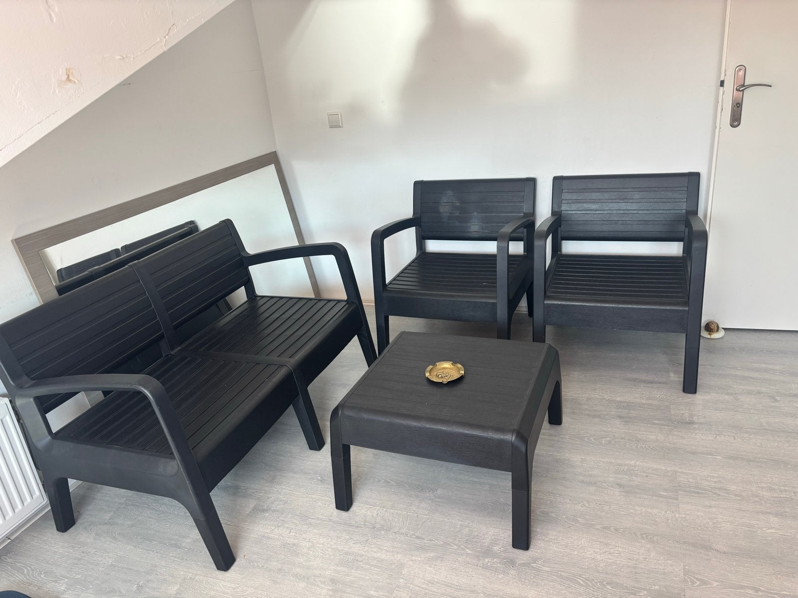 Nieuw Tuinset Zwart - 1 Bank, 2 Stoelen, 1 Bijzettafel, Tuin en Terras, 4 zitplaatsen, Kunststof, Nieuw, Ophalen of Verzenden