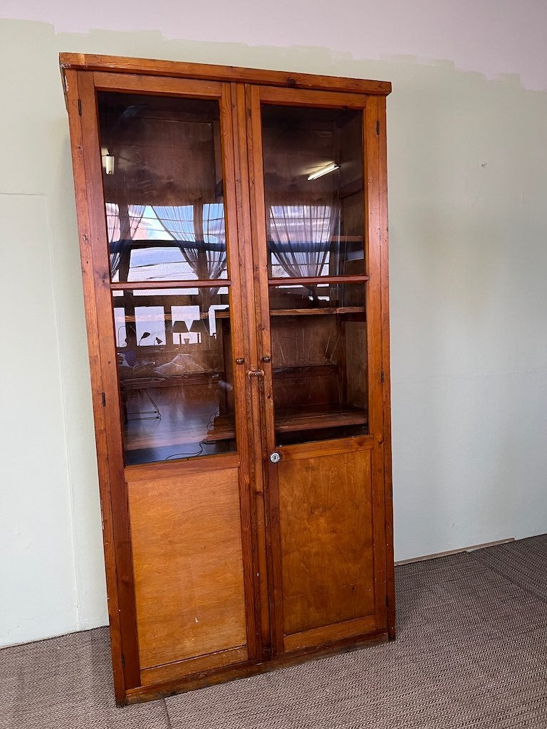 Hoge Vitrine of Servies kast