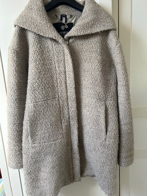 Jas met capuchon en rits, Maat 38/40 (M), Beige, Ophalen of Verzenden, Gedragen