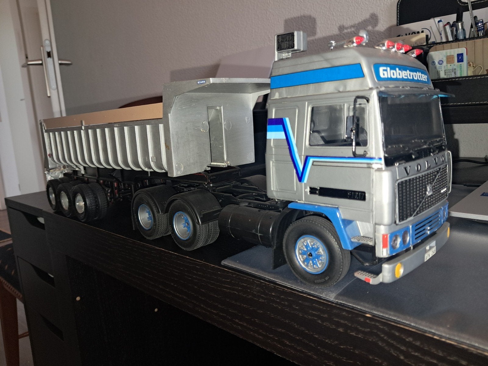 Volvo F12 met kiepoplleger 1:24, Gebruikt, Revell, Groter dan 1:32, Ophalen of Verzenden