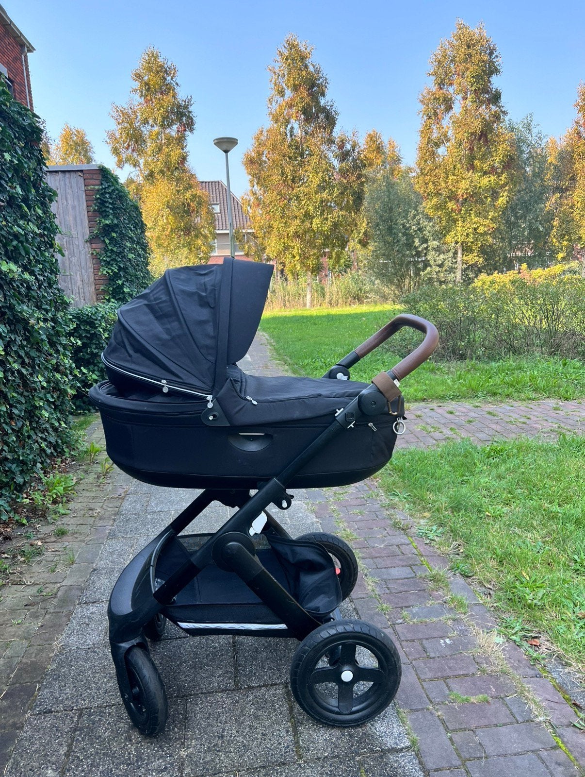 Stokke Trailz kinderwagen zwart: reiswieg, zitje, voetenzak, Kinderen en Baby's, Gebruikt, Luchtbanden, Ophalen, Kinderwagen