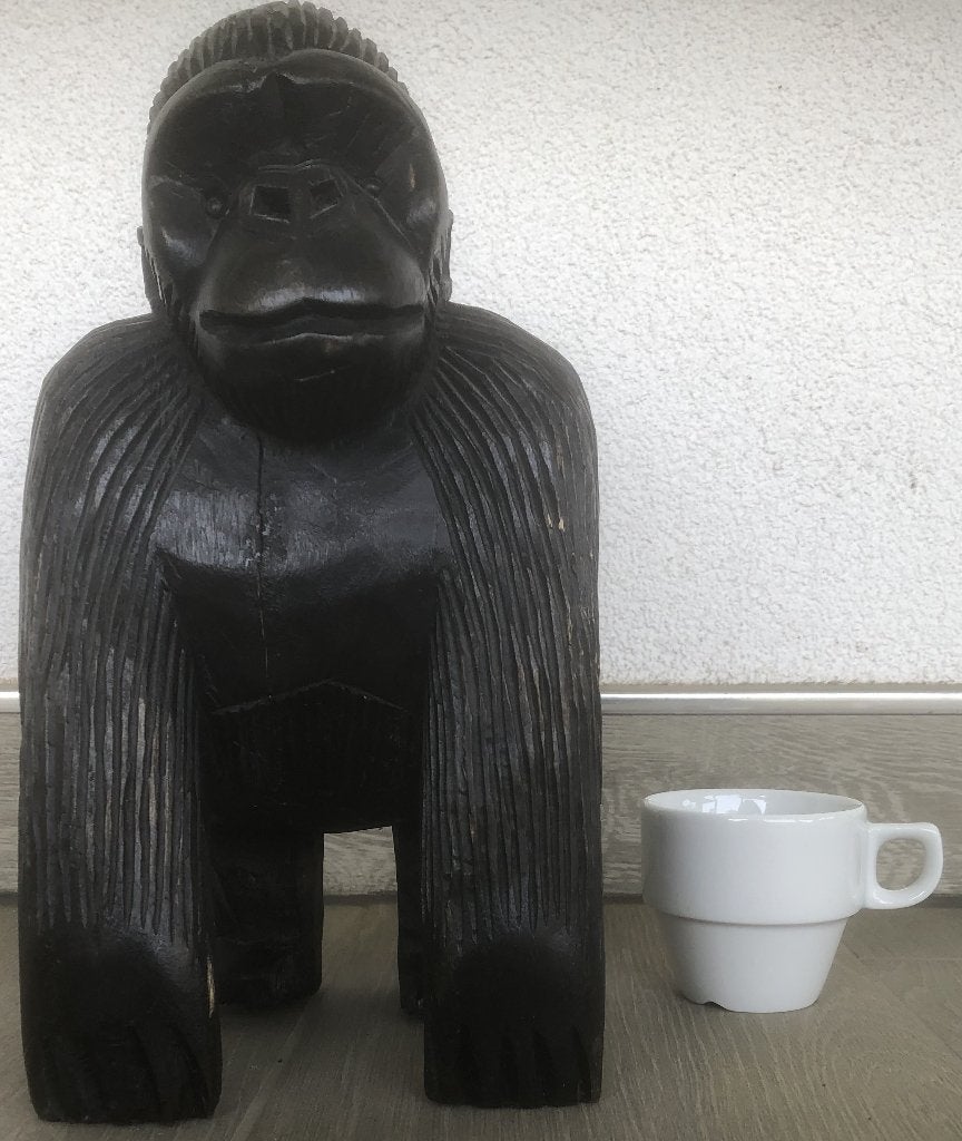 BEELD - GORILLA MET JONG - 30 CM HOOG - HOUT, Antiek en Kunst, Ophalen of Verzenden