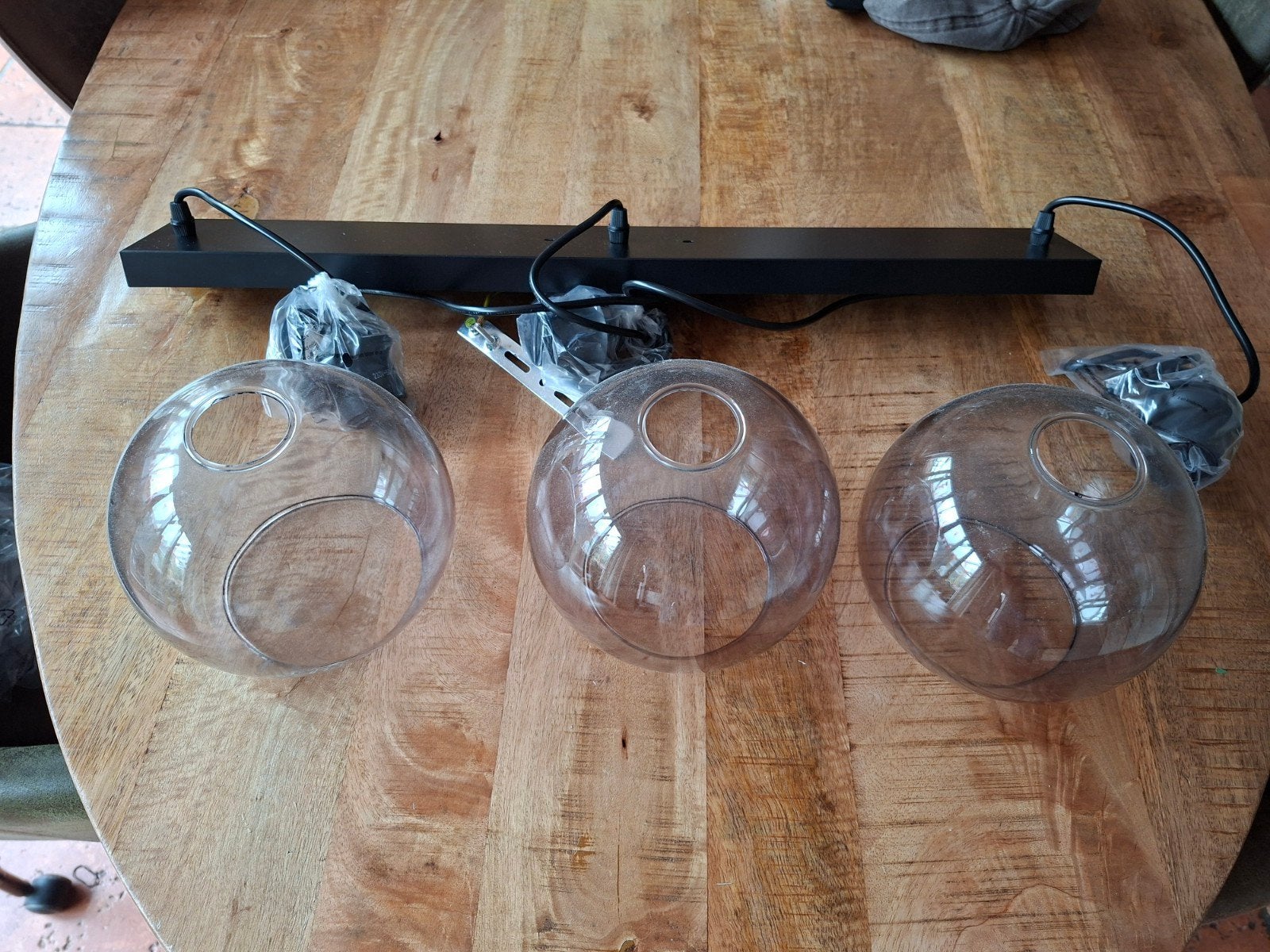 Hanglamp met 3 glazen bollen, 1 bol gelijmd, Ophalen, Gebruikt, Glas