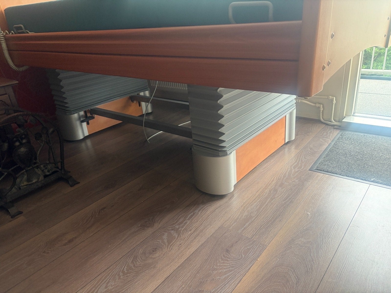 Elektrisch hoog-laag bed - Ideaal voor thuiszorg, Huis en Inrichting, Slaapkamer | Bedden, Ophalen, 90 cm, Eenpersoons, Bruin