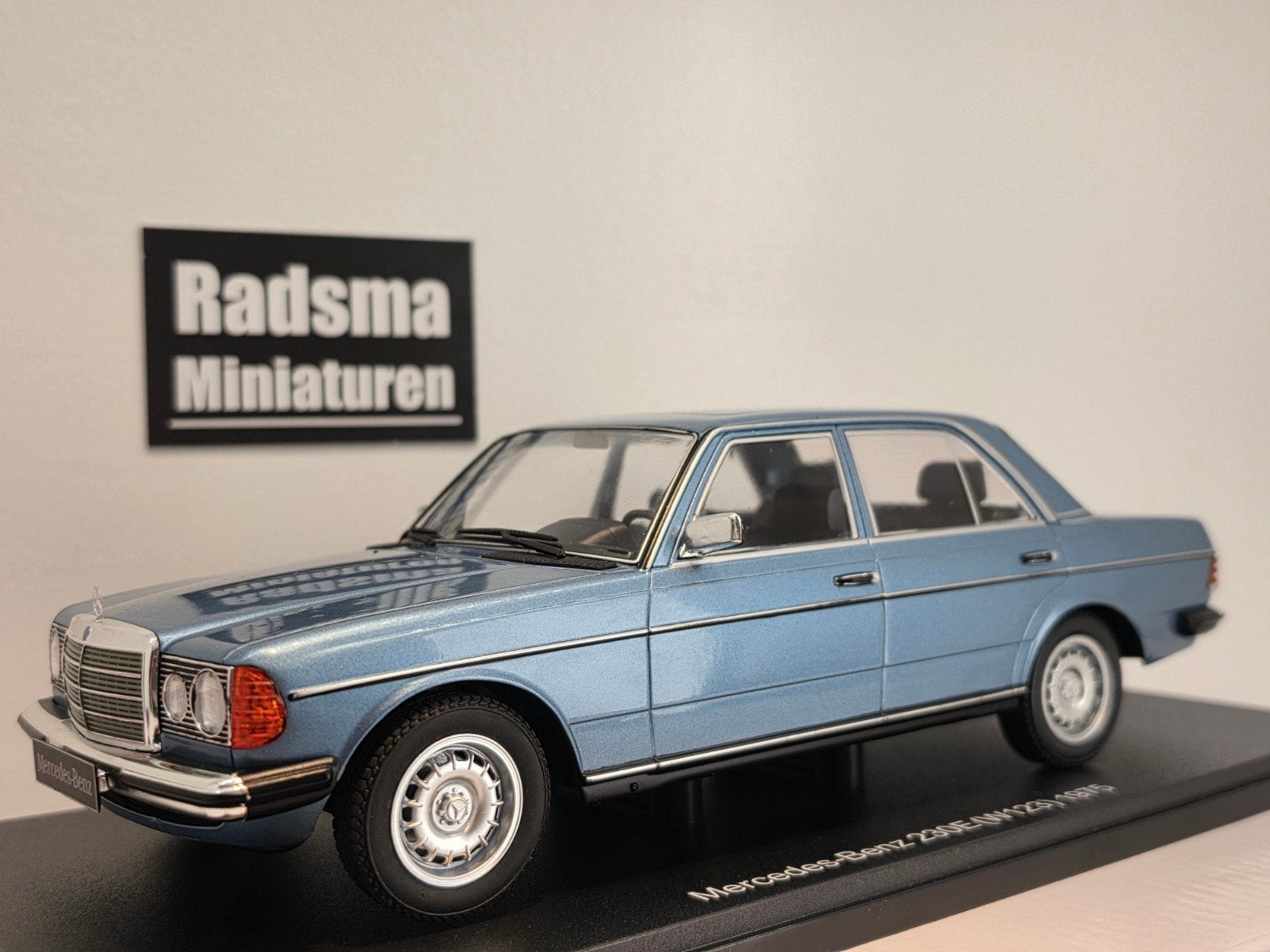 Mercedes-Benz 230e sedan - Blauw W123 - 1:18 KK-Scale, Hobby en Vrije tijd, Modelauto's | 1:18, Auto, Nieuw, Ophalen of Verzenden