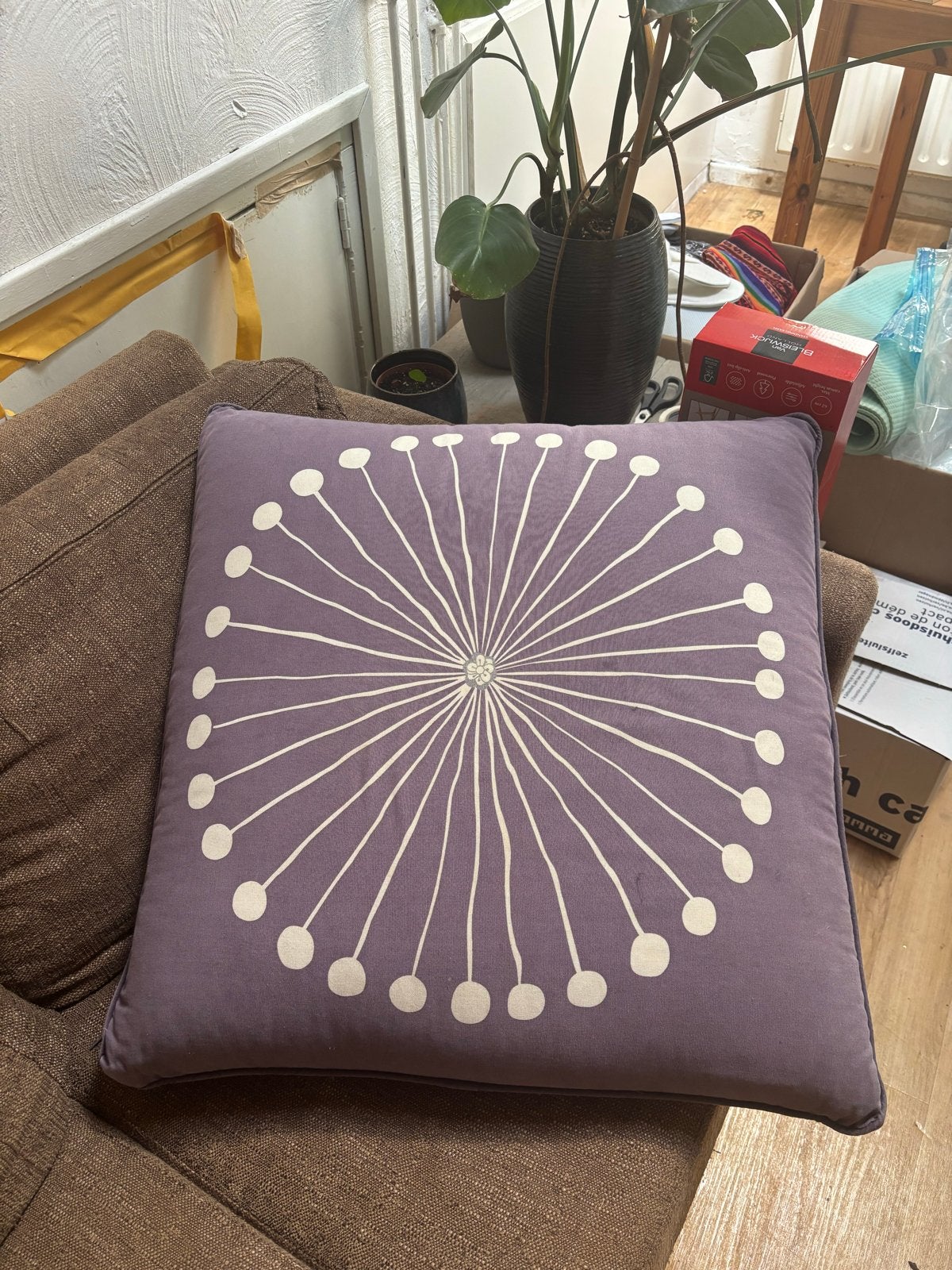 Comfortabel paars sierkussen met patroon, Huis en Inrichting, Woonaccessoires | Kussens, Overige merken, Gebruikt, Vierkant, Ophalen of Verzenden