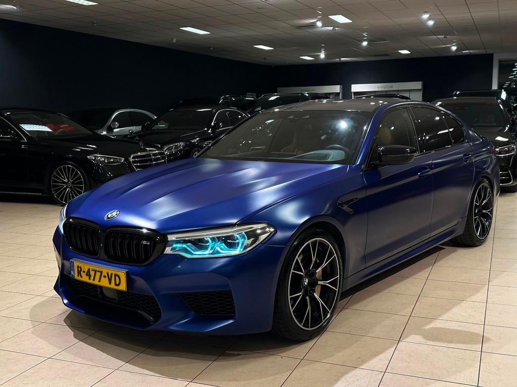 BMW 5-serie M5 Competition|KERAMISCH|3xTV|FROZEN BLUE|BOMVOL, Automaat, Gebruikt, Verwarming stoelen achter, 2000 kg
