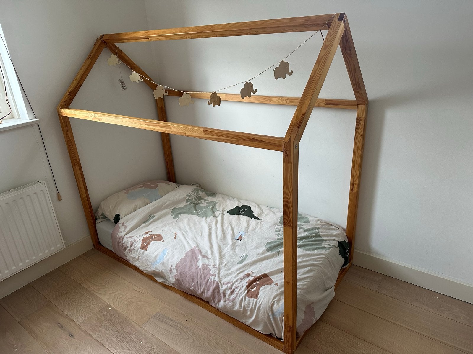 Houten kinderbed (huisje) inclusief matras, Ophalen, Eenpersoons, 190 cm of minder, Zo goed als nieuw