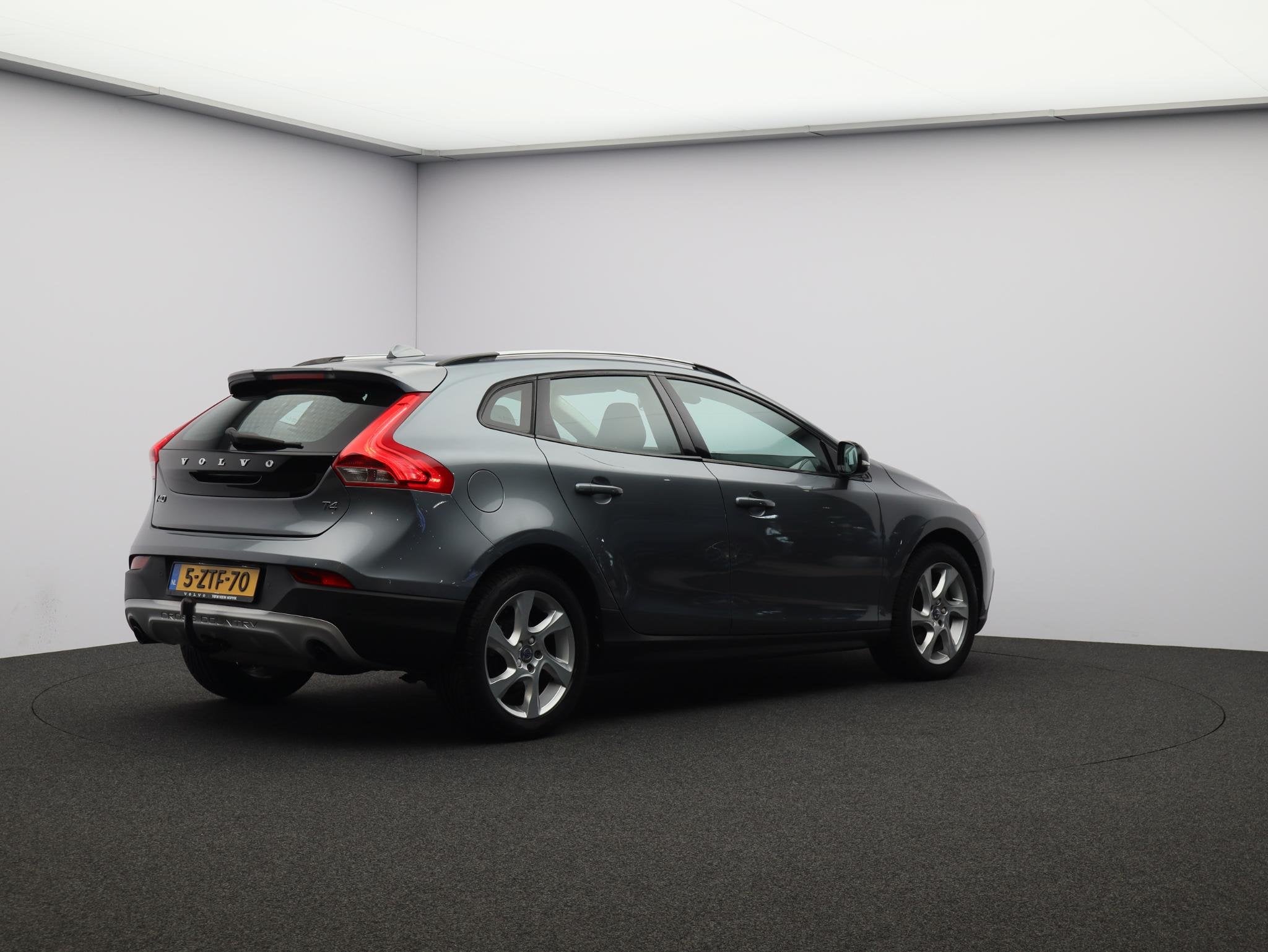 Volvo V40 Cross Country T4 180PK Momentum / Trekhaak / 17" /, Auto's, Gebruikt, 4 cilinders, Automatische klimaatregeling, 179 pk