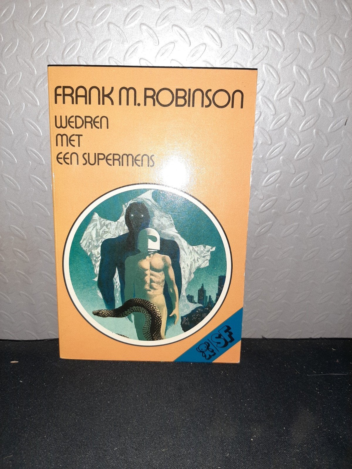 Frank M. Robinson - Wedren met een Supermens (SF), Ophalen of Verzenden, Gelezen, Frank M. Robinson