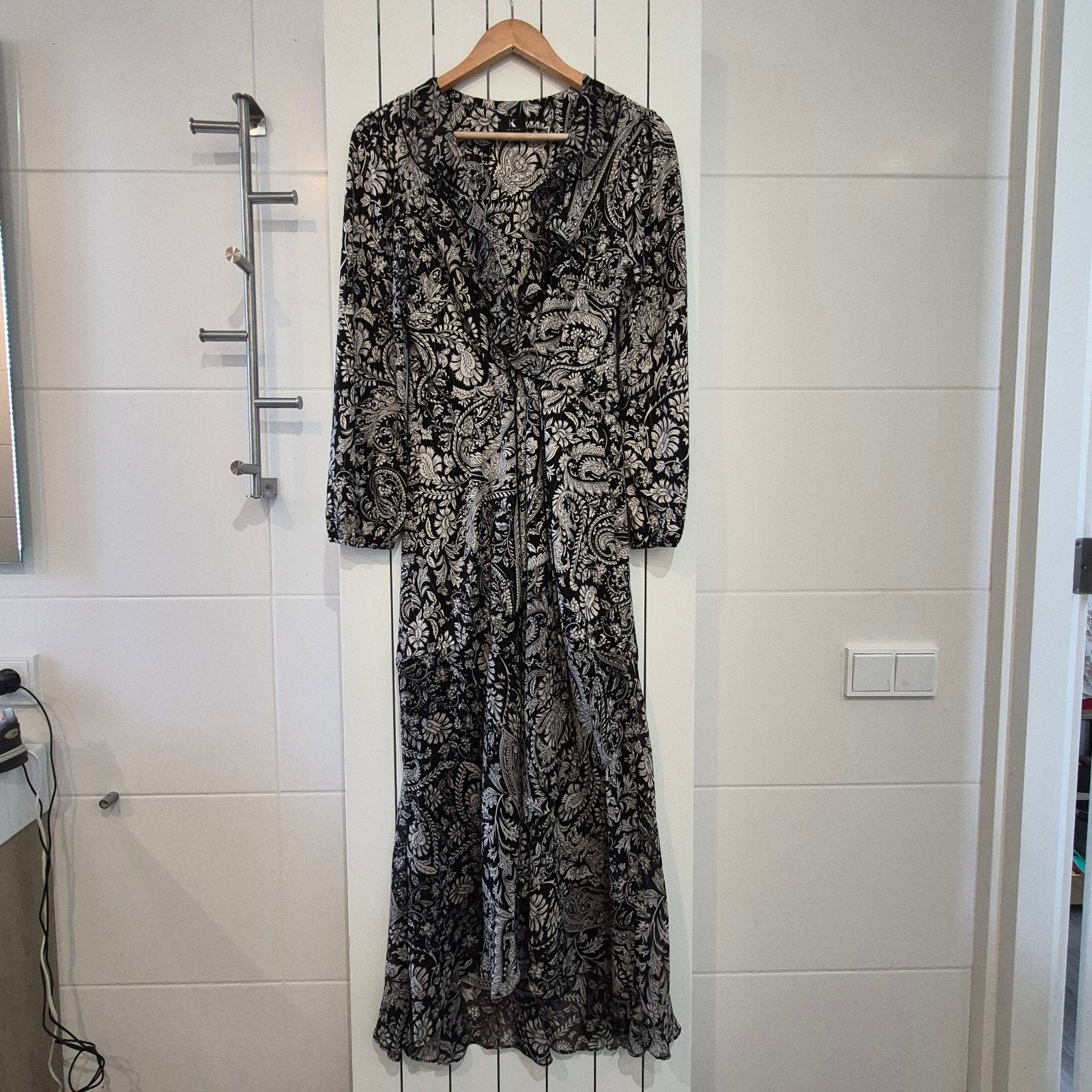 k design jurk maat M als nieuw, Kleding | Dames, Jurken, Ophalen of Verzenden, Zo goed als nieuw, Maat 38/40 (M), Onder de knie