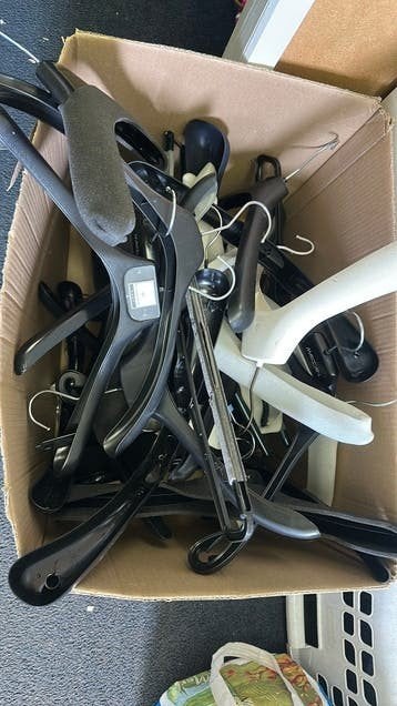 Gezocht kleding hangers, Ophalen of Verzenden, Gebruikt, Kunststof, Kinderen en Volwassenen
