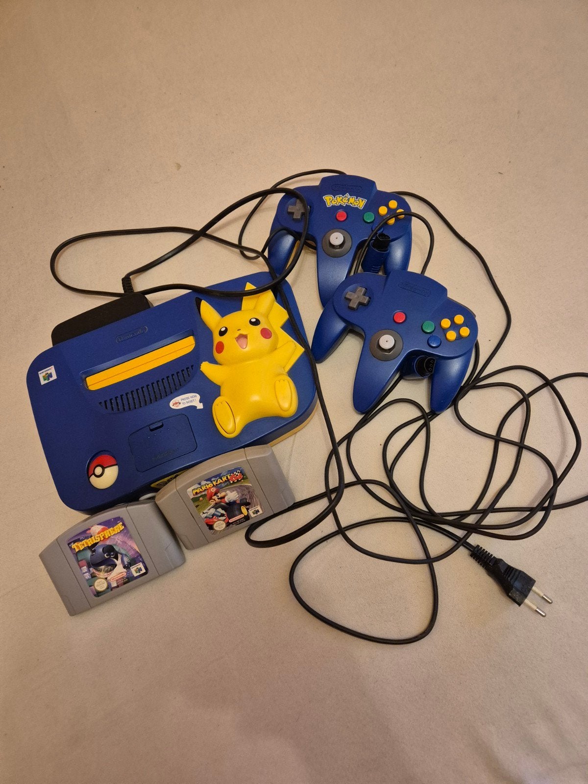 nintendo 64 pikachu limited edition, Ophalen of Verzenden, Zo goed als nieuw, Met 2 controllers