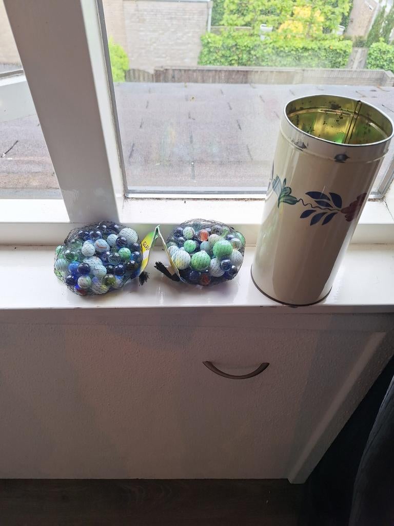 Twee zakjes met decoratieve glazen knikkers, Ophalen of Verzenden, Zo goed als nieuw