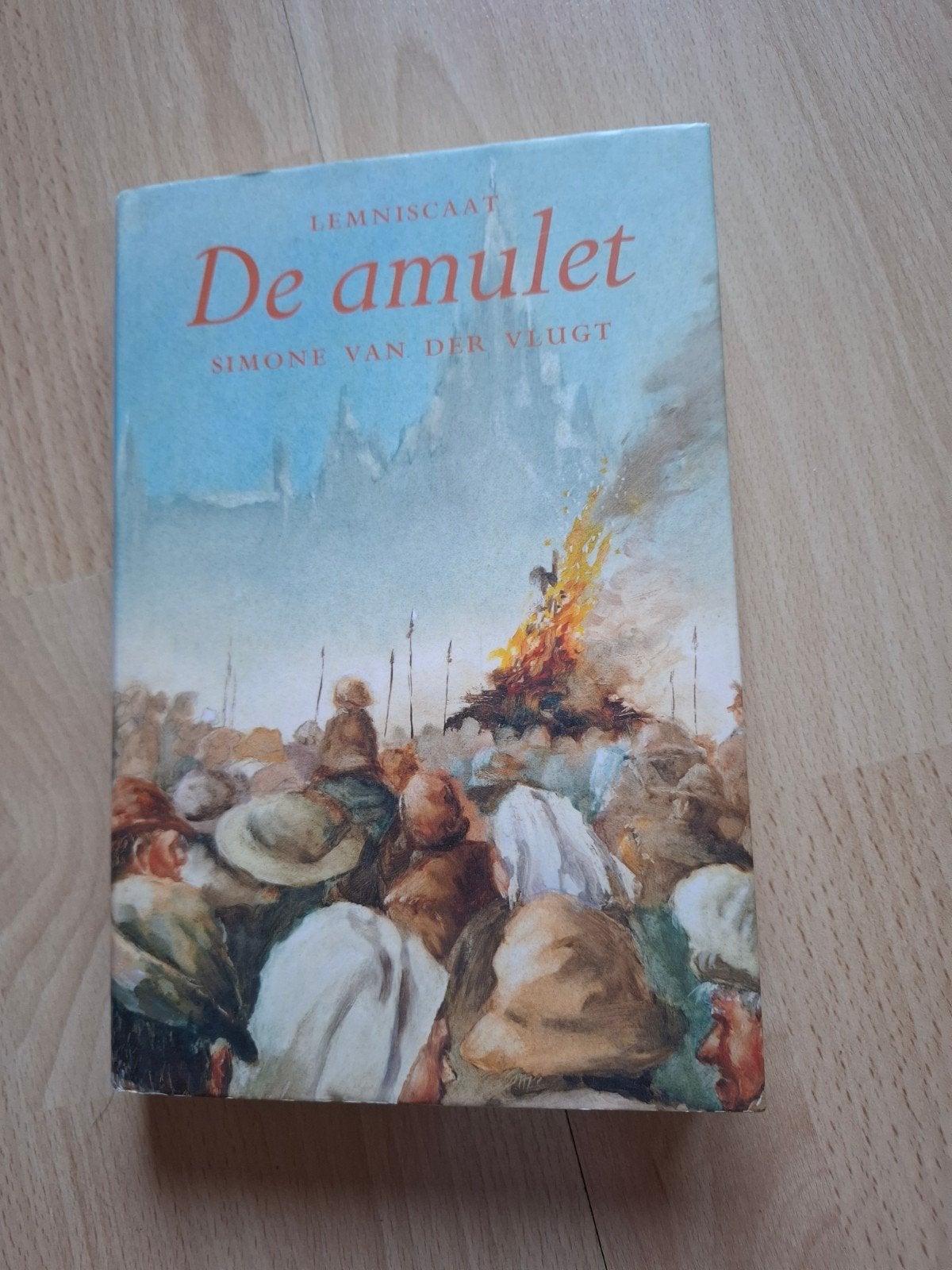 Simone van der Vlugt De Amulet, Ophalen of Verzenden, Zo goed als nieuw