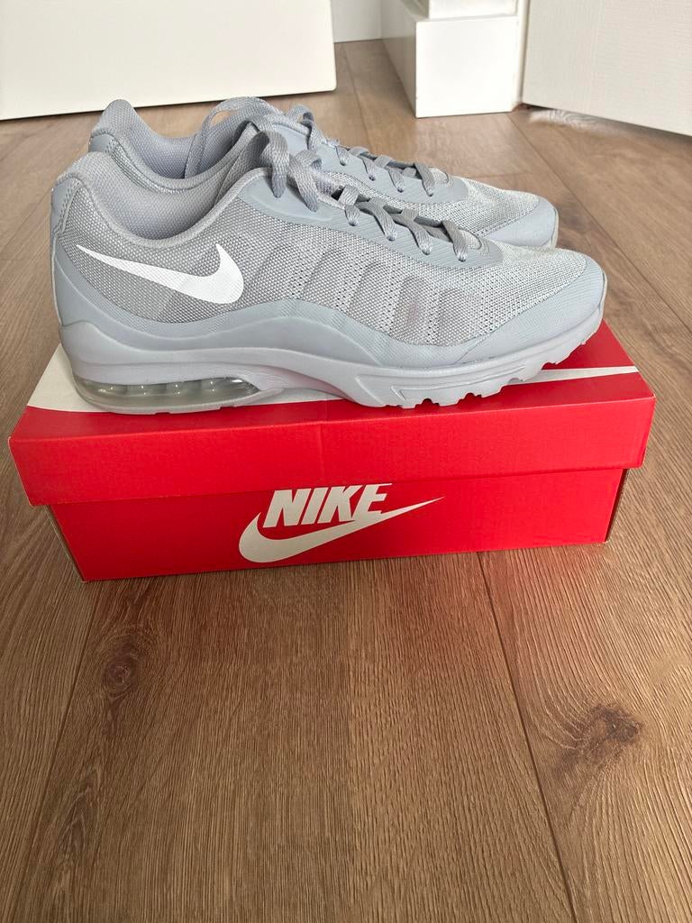 Nike Air Max Invigor - Grijs - Maat 45.5, Ophalen of Verzenden, Zo goed als nieuw, Overige kleuren, Sneakers of Gympen