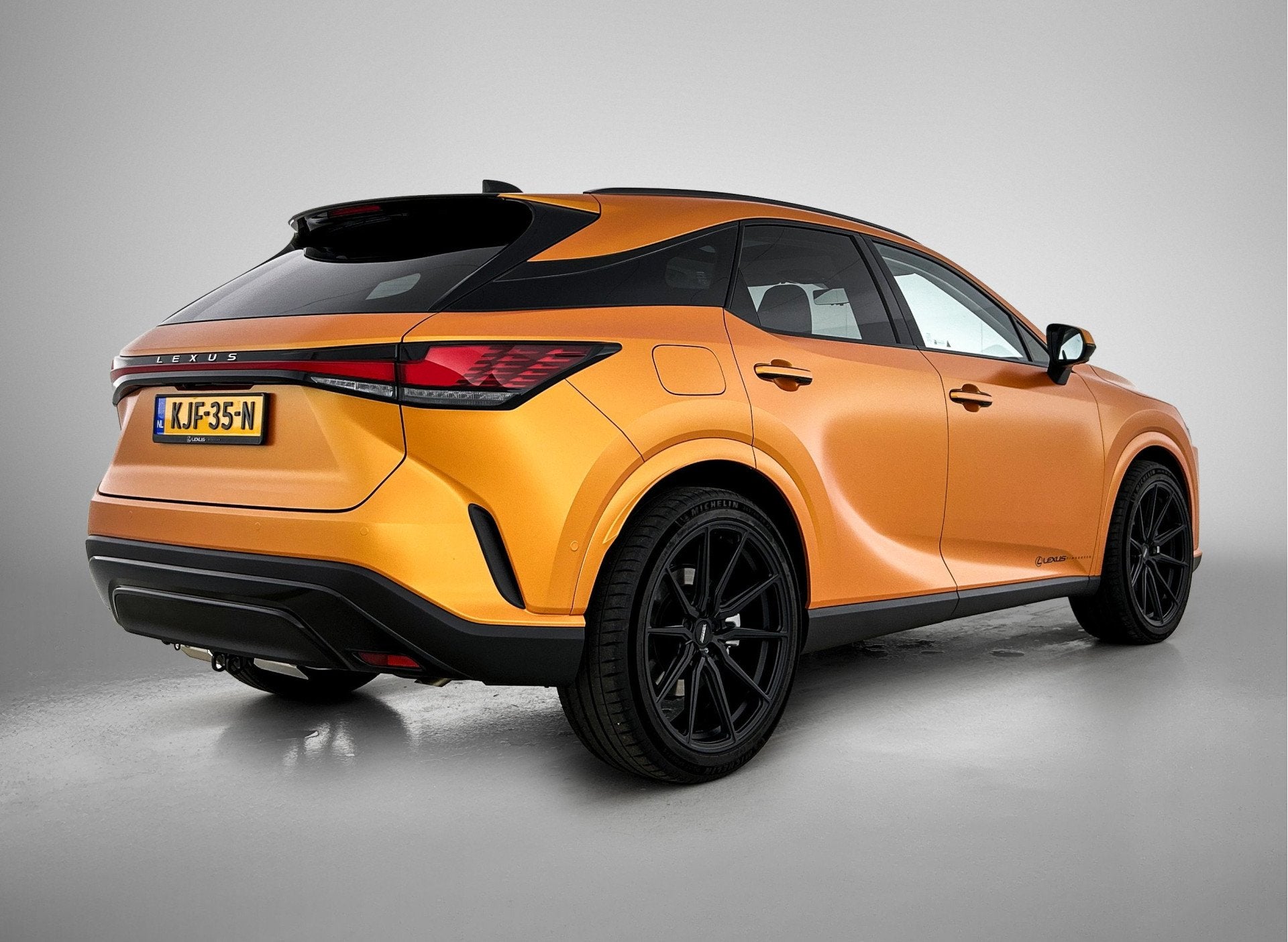 Lexus RX 450h+ Plug-in Hybrid President Line | Orange wrappe, Auto's, Automaat, Euro 6, 4 cilinders, Zwart
