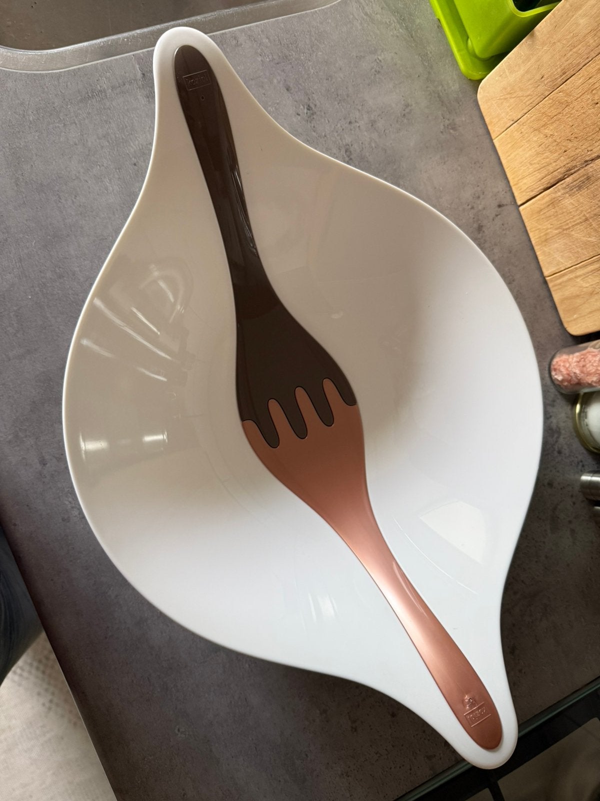 Koziol saladeschaal met bestek, Huis en Inrichting, Keuken | Servies, Overige materialen, Nieuw, Ophalen of Verzenden, Schaal of Schalen