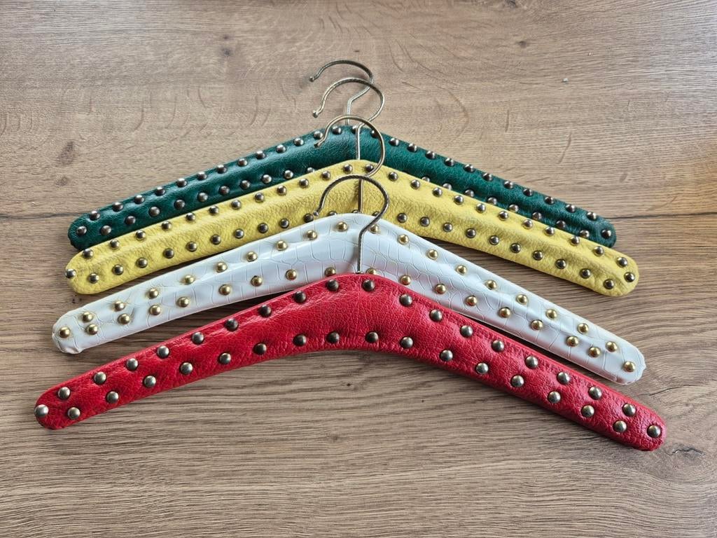 4 retro kledinghangers skai met studs jaren 60/70, Ophalen of Verzenden
