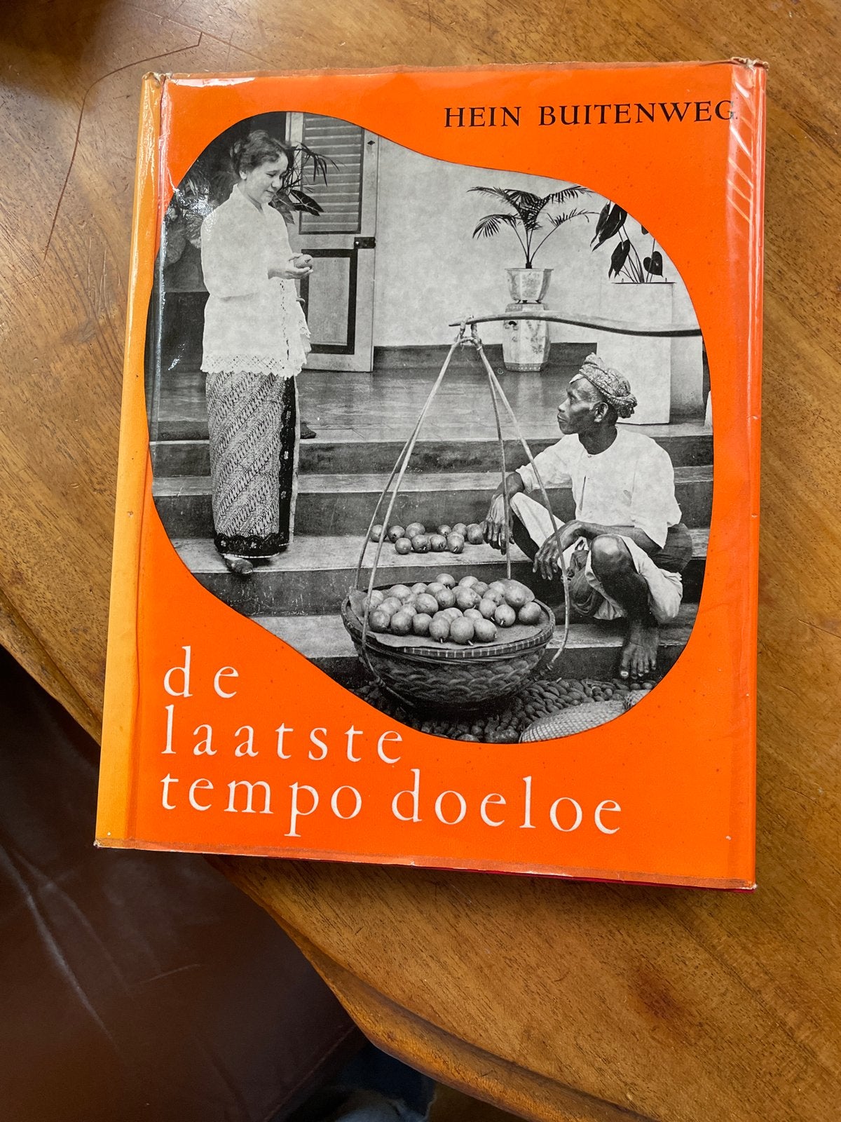 De laatste tempo doeloe - Hein Buitenweg (Indonesië), Boeken, Ophalen of Verzenden, Gelezen, Nederland