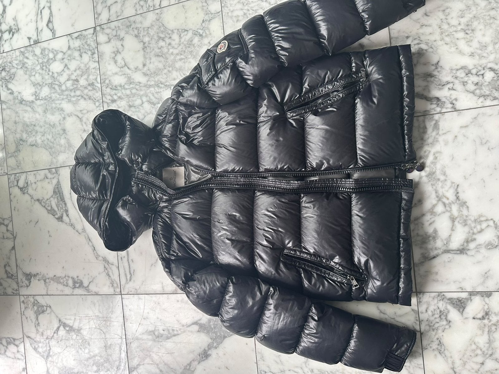 Moncler Puffer Jacket Zwart met kleine beschadiging, Ophalen, Zo goed als nieuw
