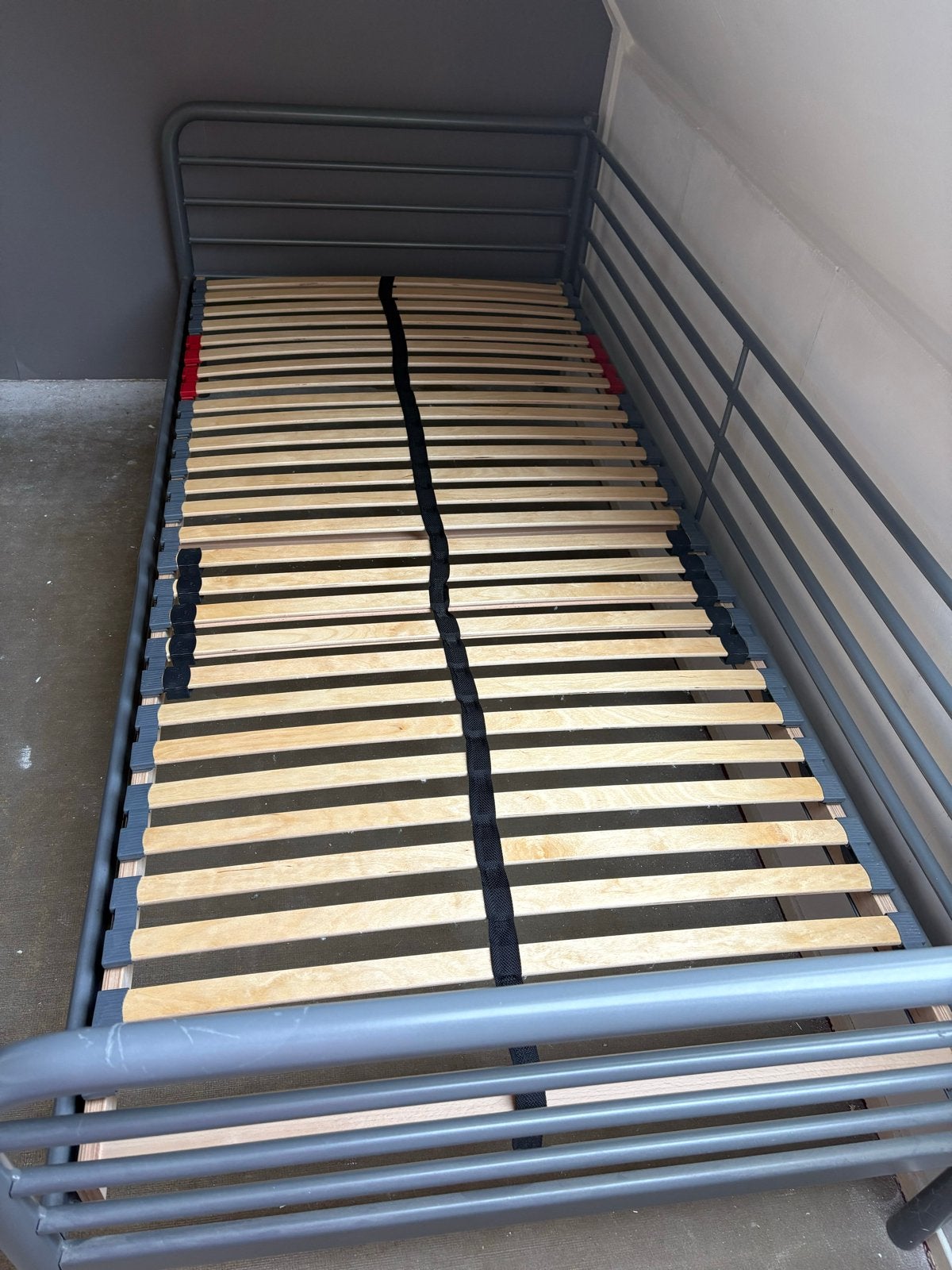 IKEA Eenpersoonsbed 90x200 grijs metaal met lattenbodem, Huis en Inrichting, Slaapkamer | Bedden, Ophalen, Gebruikt, 90 cm, Eenpersoons