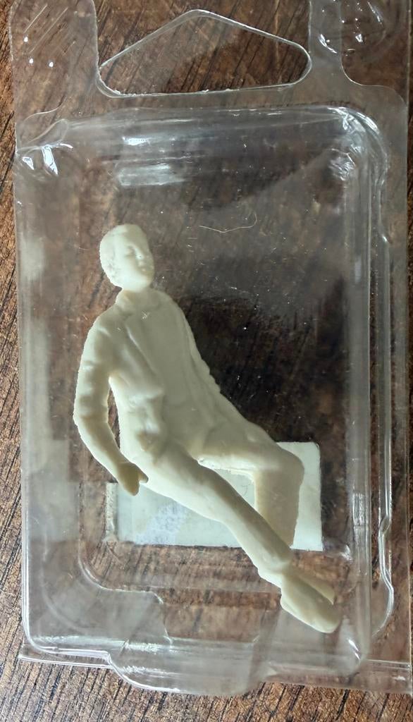 Zittend figuur voor diorama of modelbouw, Ophalen of Verzenden, Nieuw, 1:35 tot 1:50, Figuur of Figuren